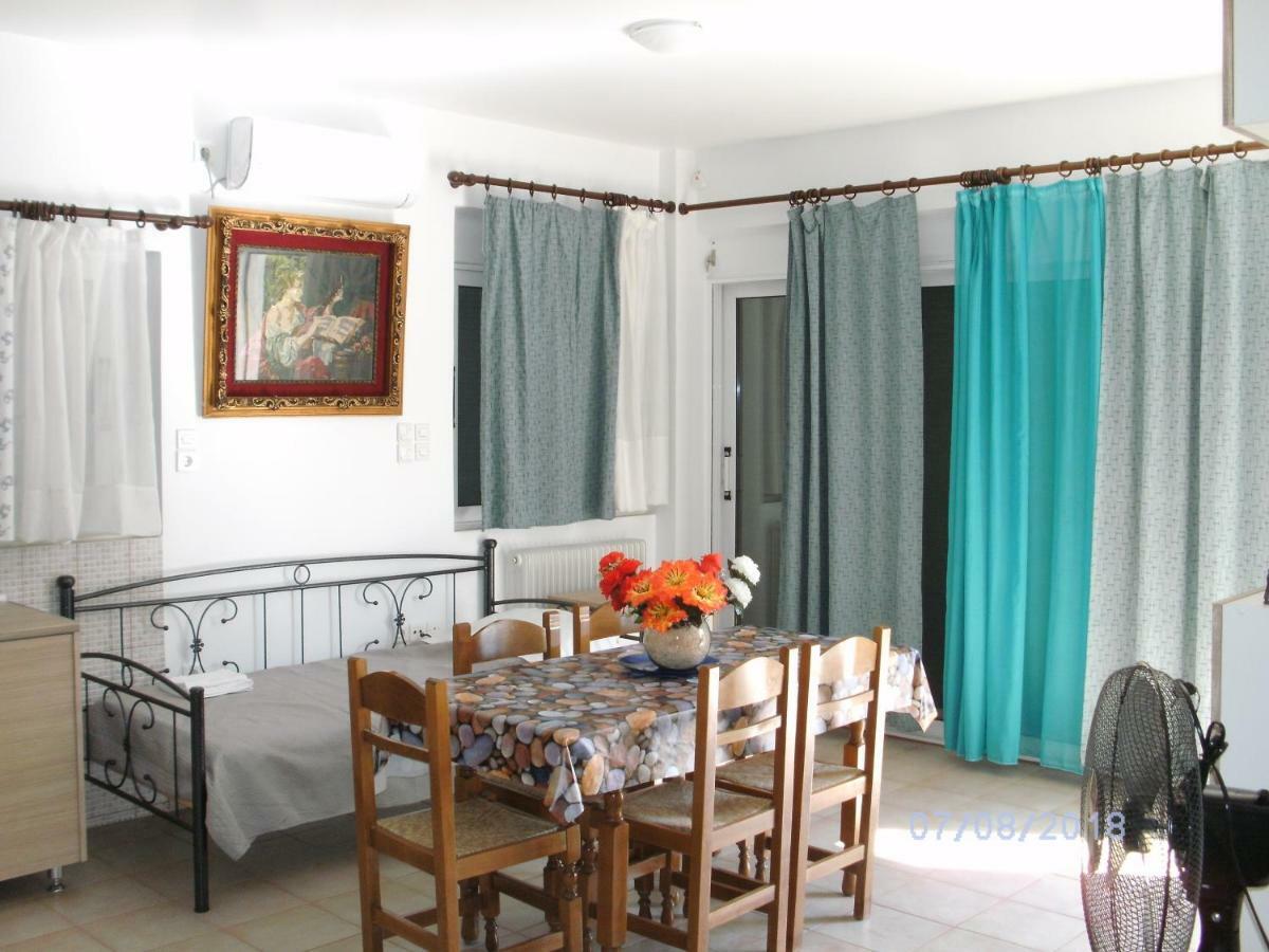 Nina Rooms Loútsa Exterior foto