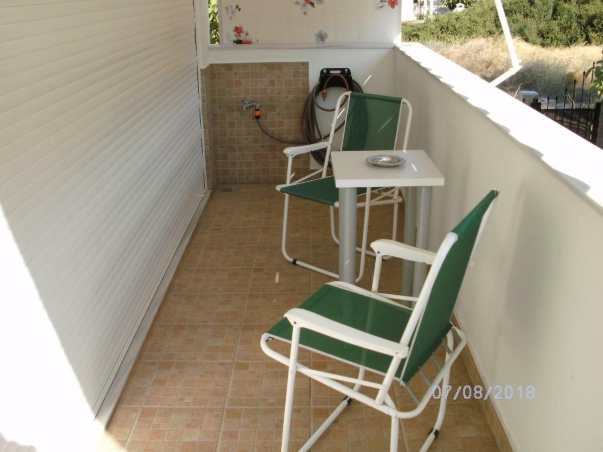 Nina Rooms Loútsa Exterior foto