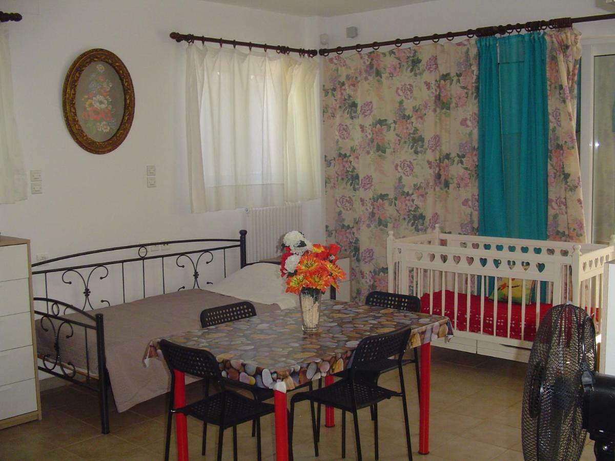 Nina Rooms Loútsa Exterior foto