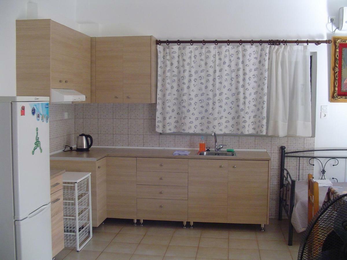 Nina Rooms Loútsa Exterior foto