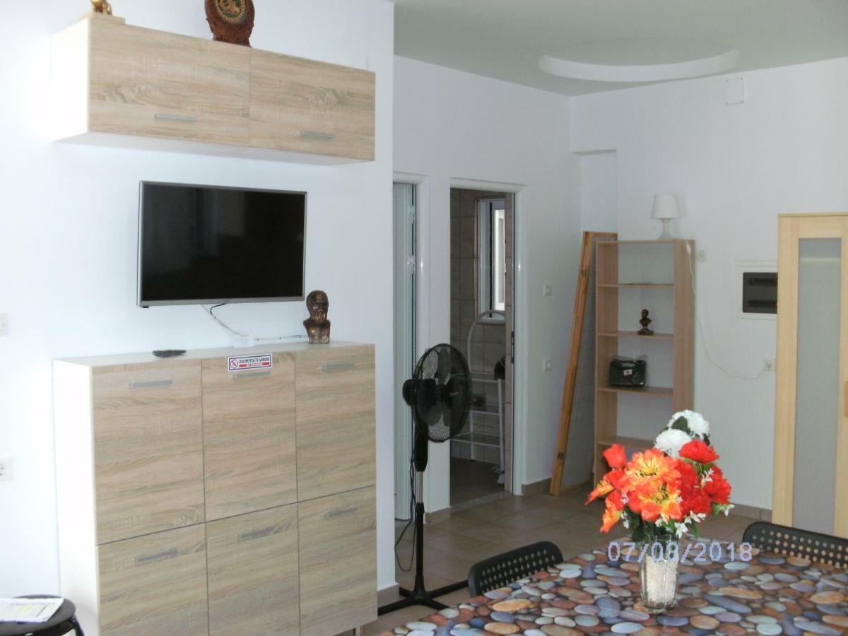 Nina Rooms Loútsa Exterior foto