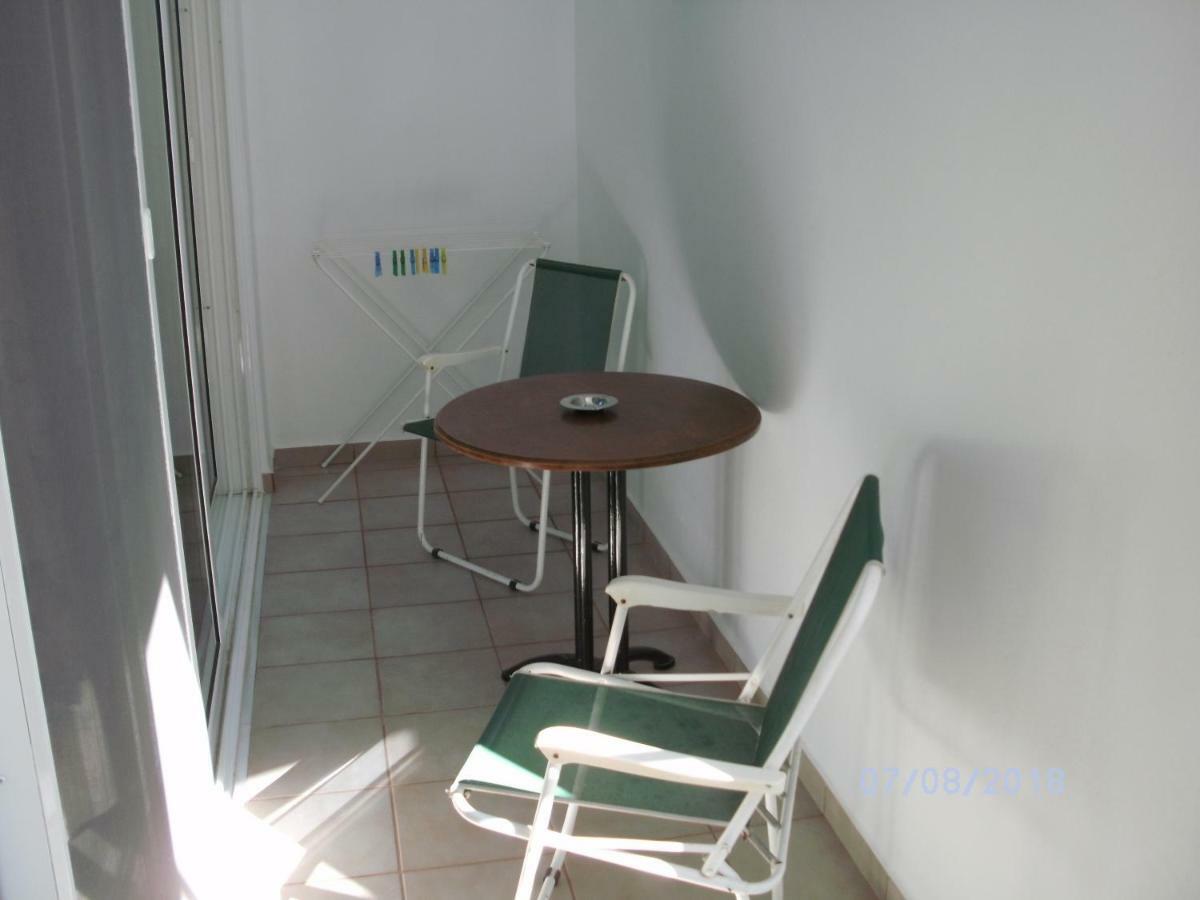 Nina Rooms Loútsa Exterior foto