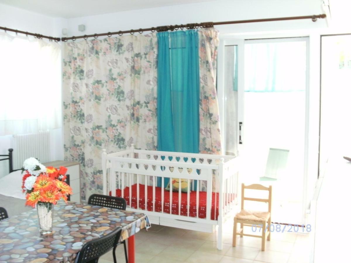 Nina Rooms Loútsa Exterior foto