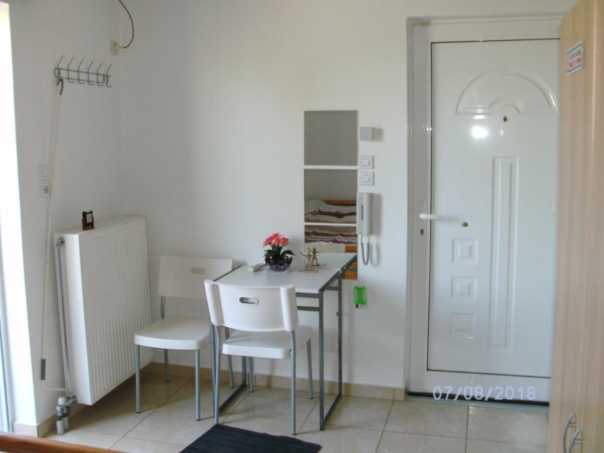 Nina Rooms Loútsa Exterior foto