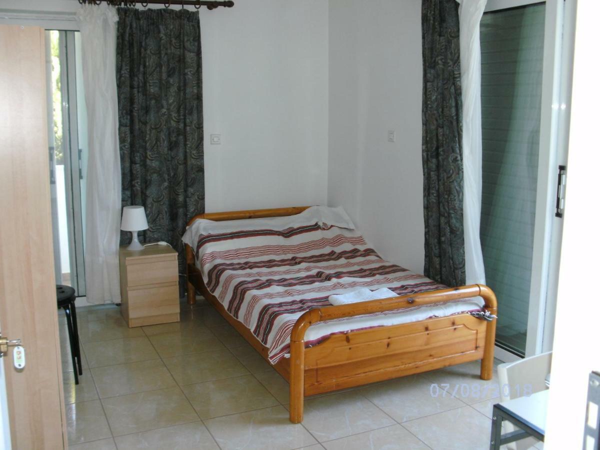 Nina Rooms Loútsa Exterior foto