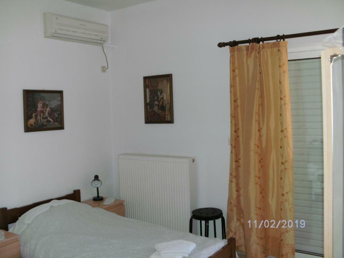 Nina Rooms Loútsa Exterior foto