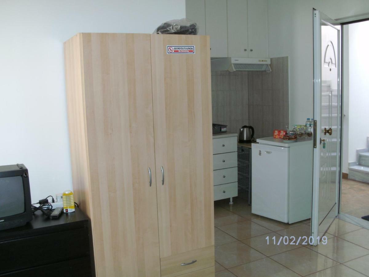 Nina Rooms Loútsa Exterior foto