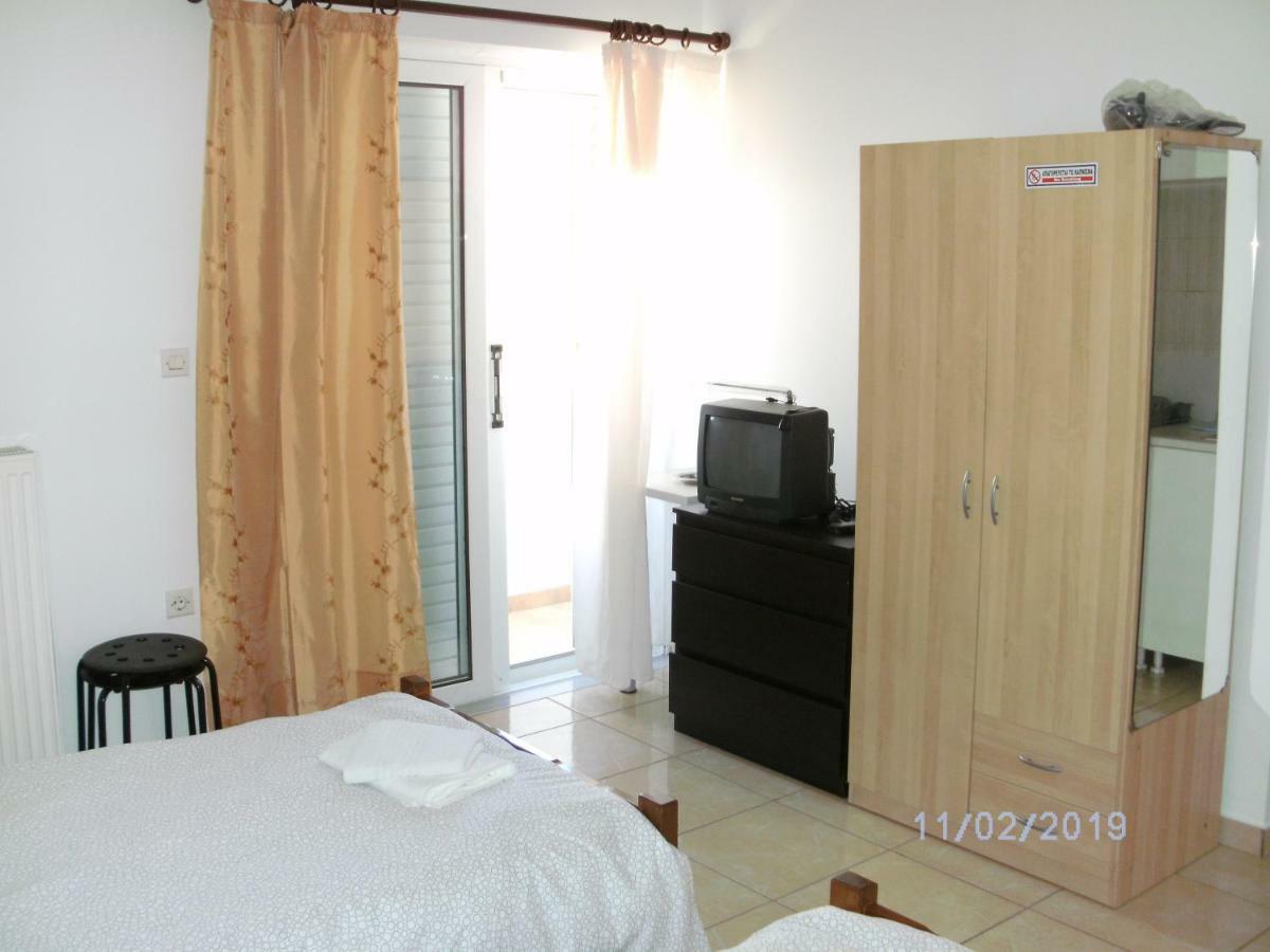 Nina Rooms Loútsa Exterior foto